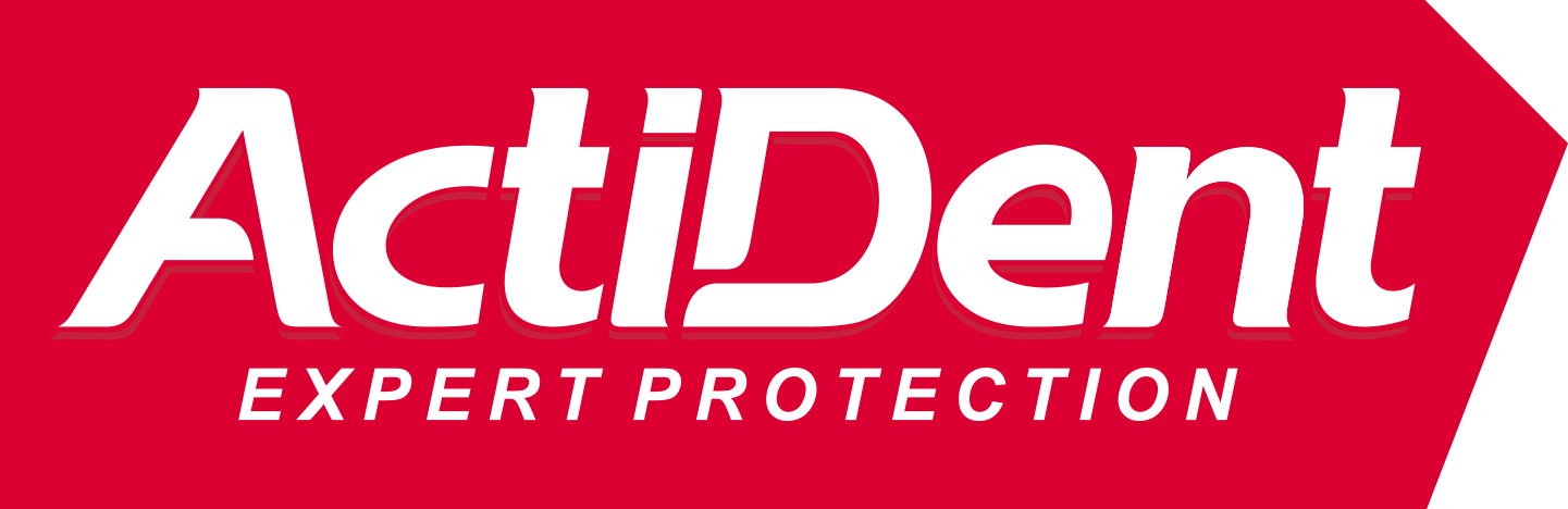 لوگوی ActiDent با متن سفید پررنگ روی پس‌زمینه قرمز. عبارت EXPERT PROTECTION با حروف کوچک و بزرگ زیر نام اصلی برند ظاهر می‌شود.
