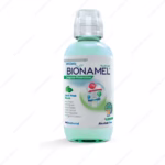 دهانشویه محافظت کننده کامل 500 میلی لیتری Bionmel یک بطری دهانشویه Bionamel Complete Protection با درب سبز، با برچسب‌هایی برای خنکی و تازگی نفس، ضد باکتری، بدون الکل و مزایای دیگر برای سلامت دندان.